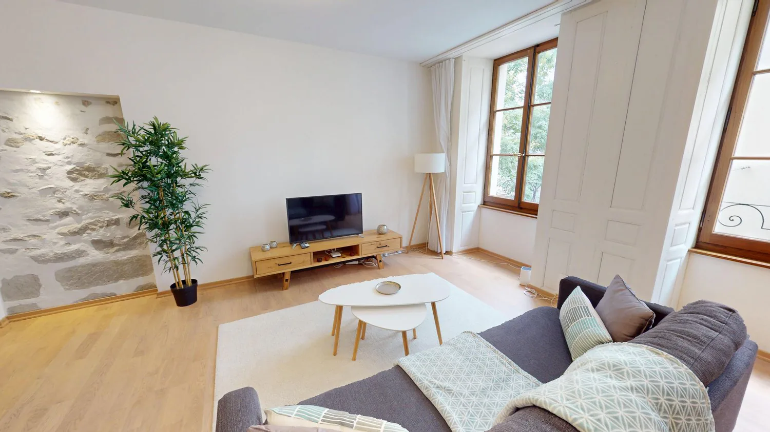 Elegant & Very Central 2 Bedroom Apartment with Stunning Brick Features