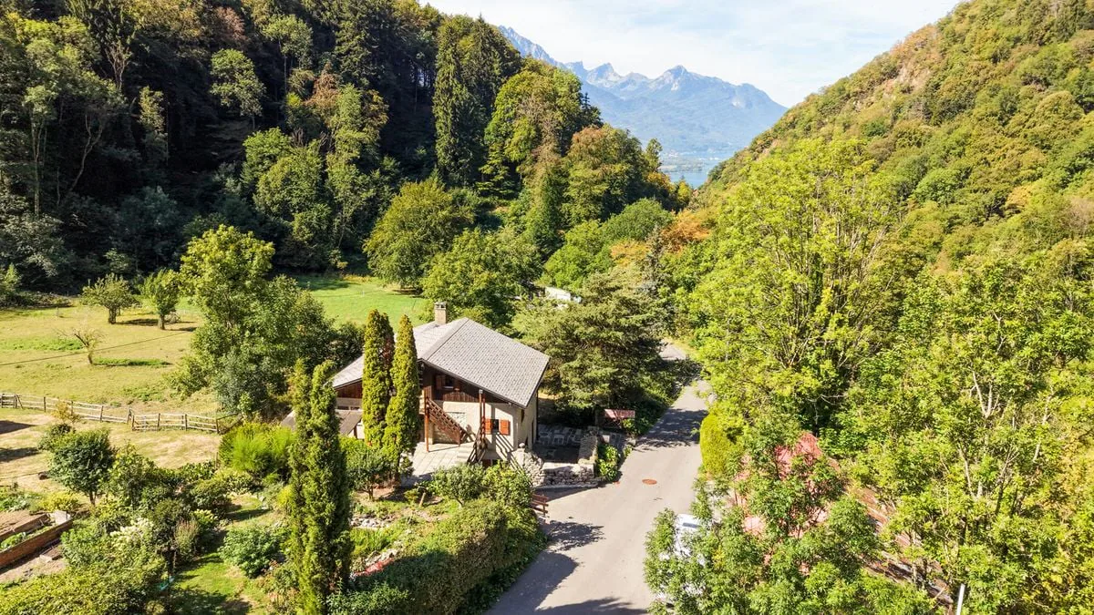 Incantevole edificio di 3 appartamenti a Villeneuve in piena natura