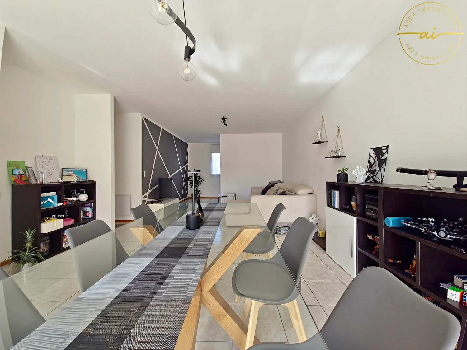 Spacious and bright 4.5-room apartment with balcony in Genestrerio
