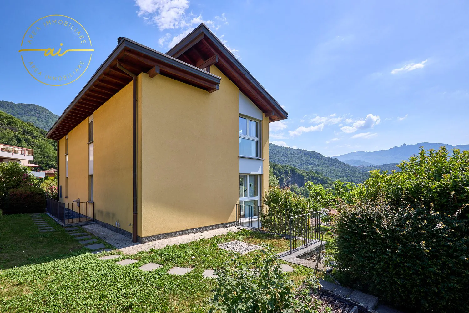 Villa with separate studio and wonderful garden