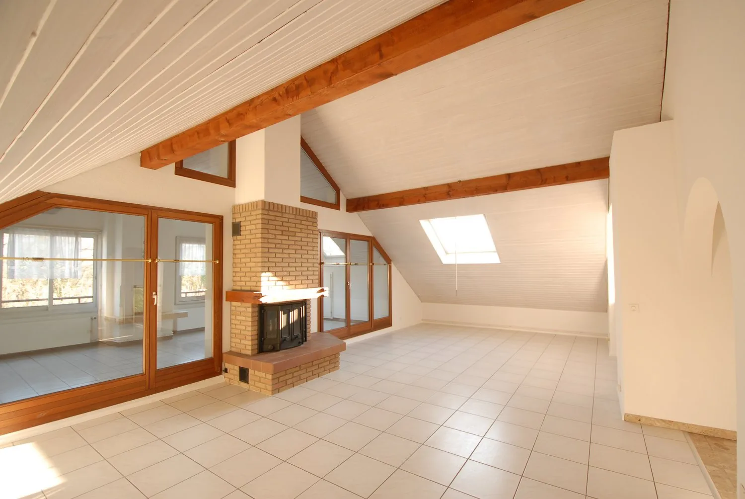 Spacious 4½-room attic apartment with winter garden & fireplace in Reinach