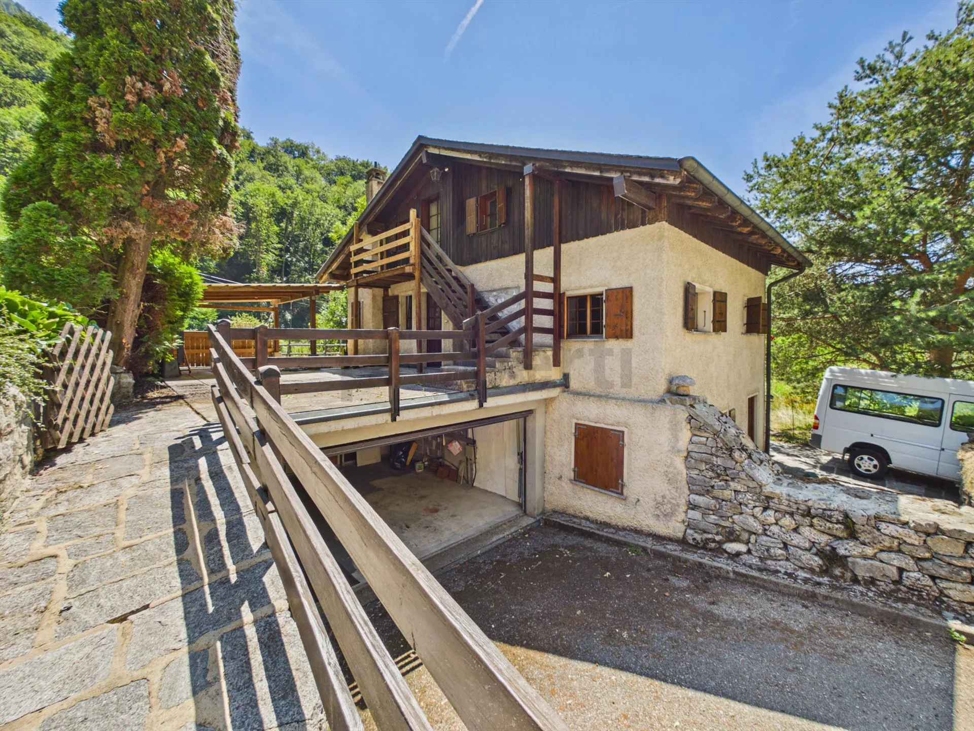 Einfamilienhaus mit 3 Wohnungen (2x 3.5 Zimmer und 1x 2.5 Zimmer) in absoluter Ruhe
