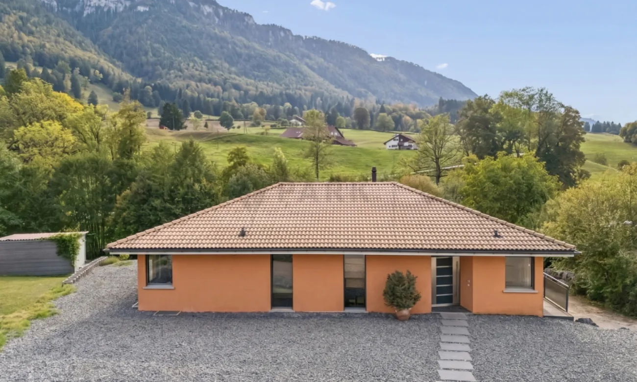 Eine wunderschöne Villa im mediterranen Stil mit zwei Wohneinheiten.
