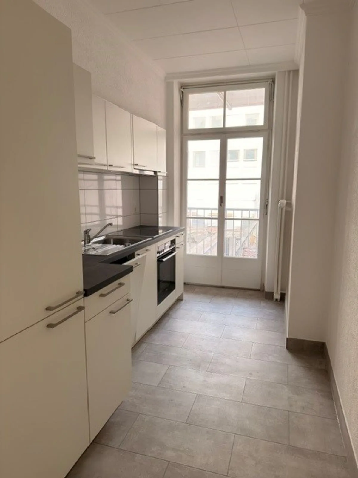Geräumige 3.5-Zimmer-Wohnung im 2. Stock, komplett renoviert