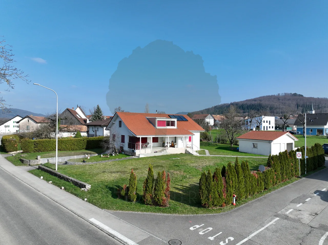Familienhaus mit zwei 3,5-Zimmer-Wohnungen und drei Garagen
