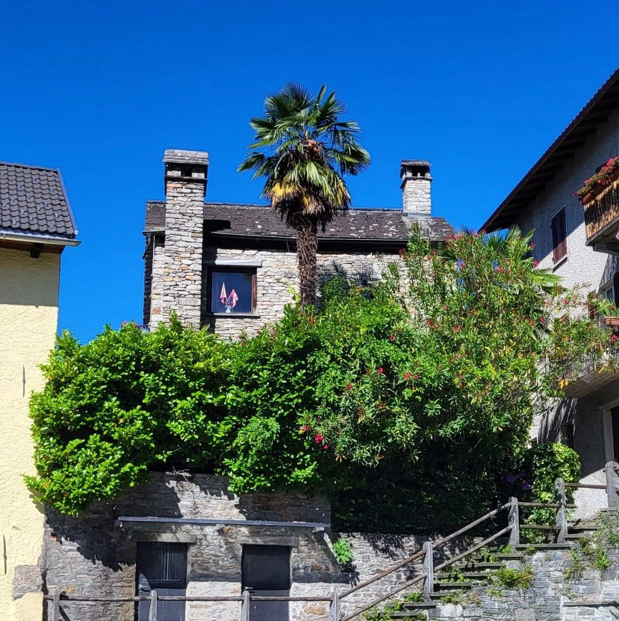 Maison tessine originale dans le noyau de Brione s.Minusio
