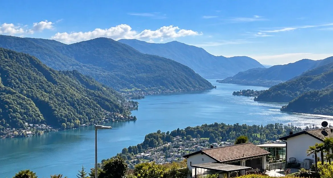 Exklusives Dachgeschoß in Vernate mit Terrasse und Garten sowie atemberaubendem Seeblick