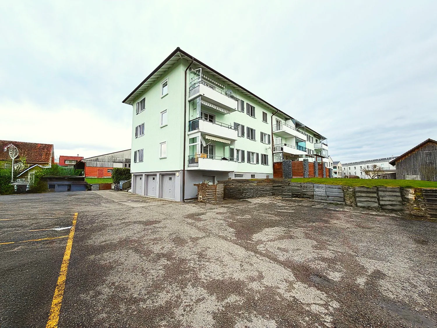 Incantevole appartamento di 3,5 locali con balcone e bella vista a Stachen