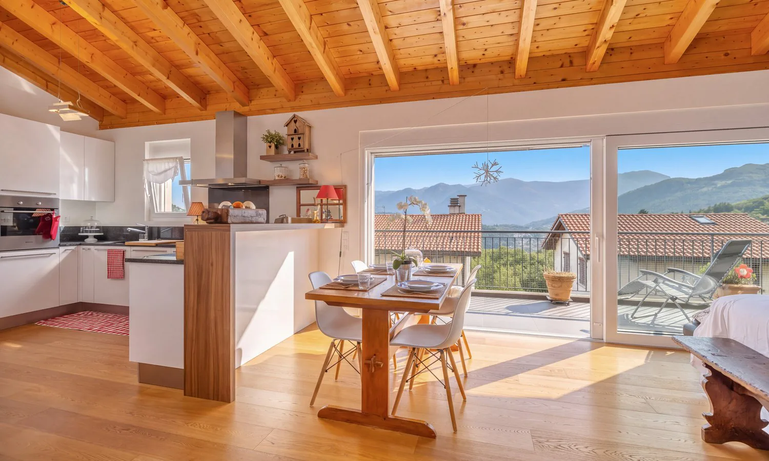 Modern 3.5-room attic apartment with terrace in Villa Luganese