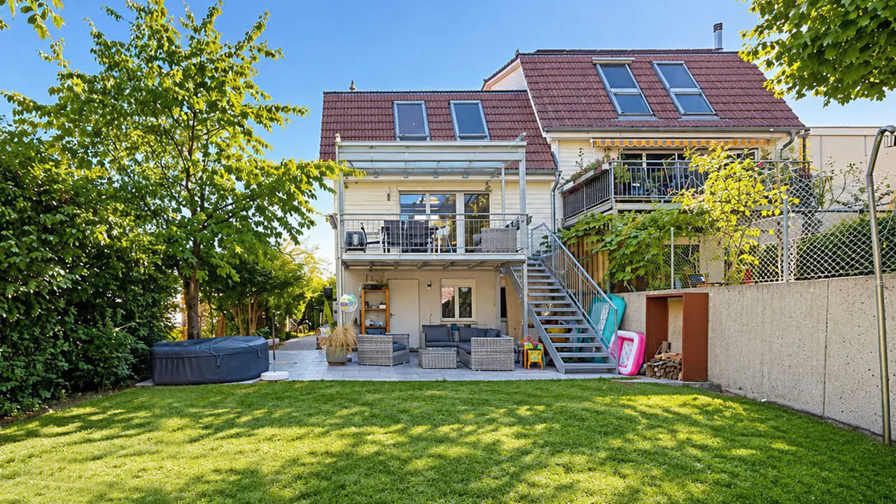 Idyllisches 7.5-Zimmer-Doppeleinfamilienhaus mit Carport