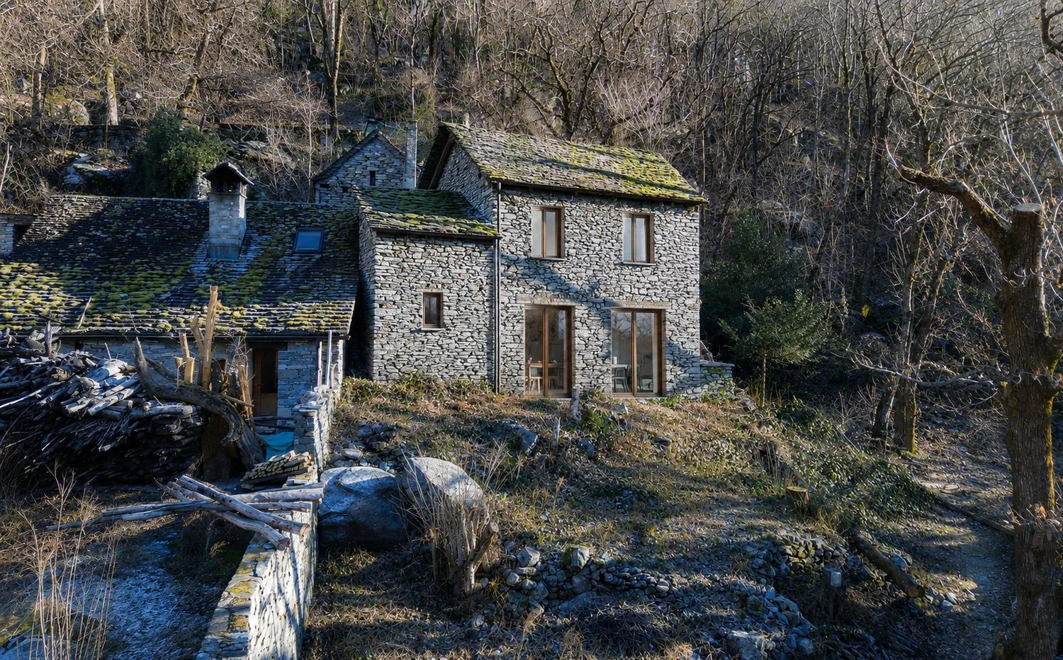 Rustic with a view over the Maggiatal – An authentic Ticino refuge with great potential