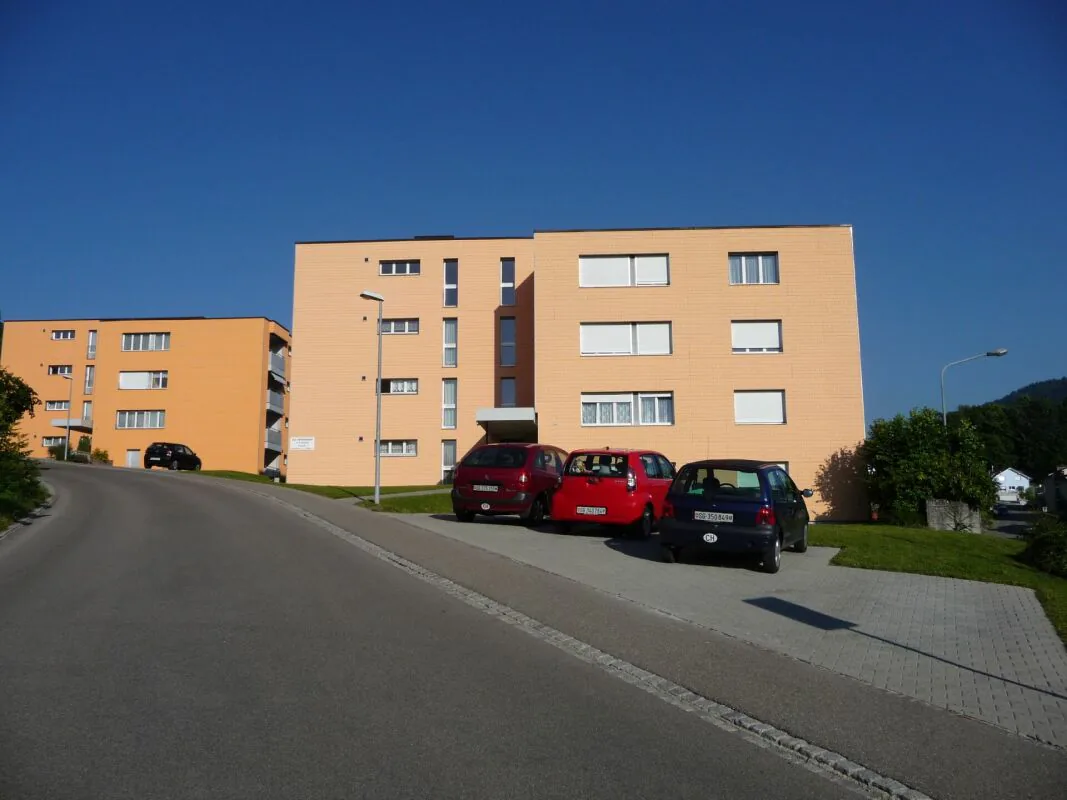 Prezzo conveniente! Bell'appartamento soleggiato, spazioso, 4,5 locali al piano terra con ampio balcone e vista sulla montagna!