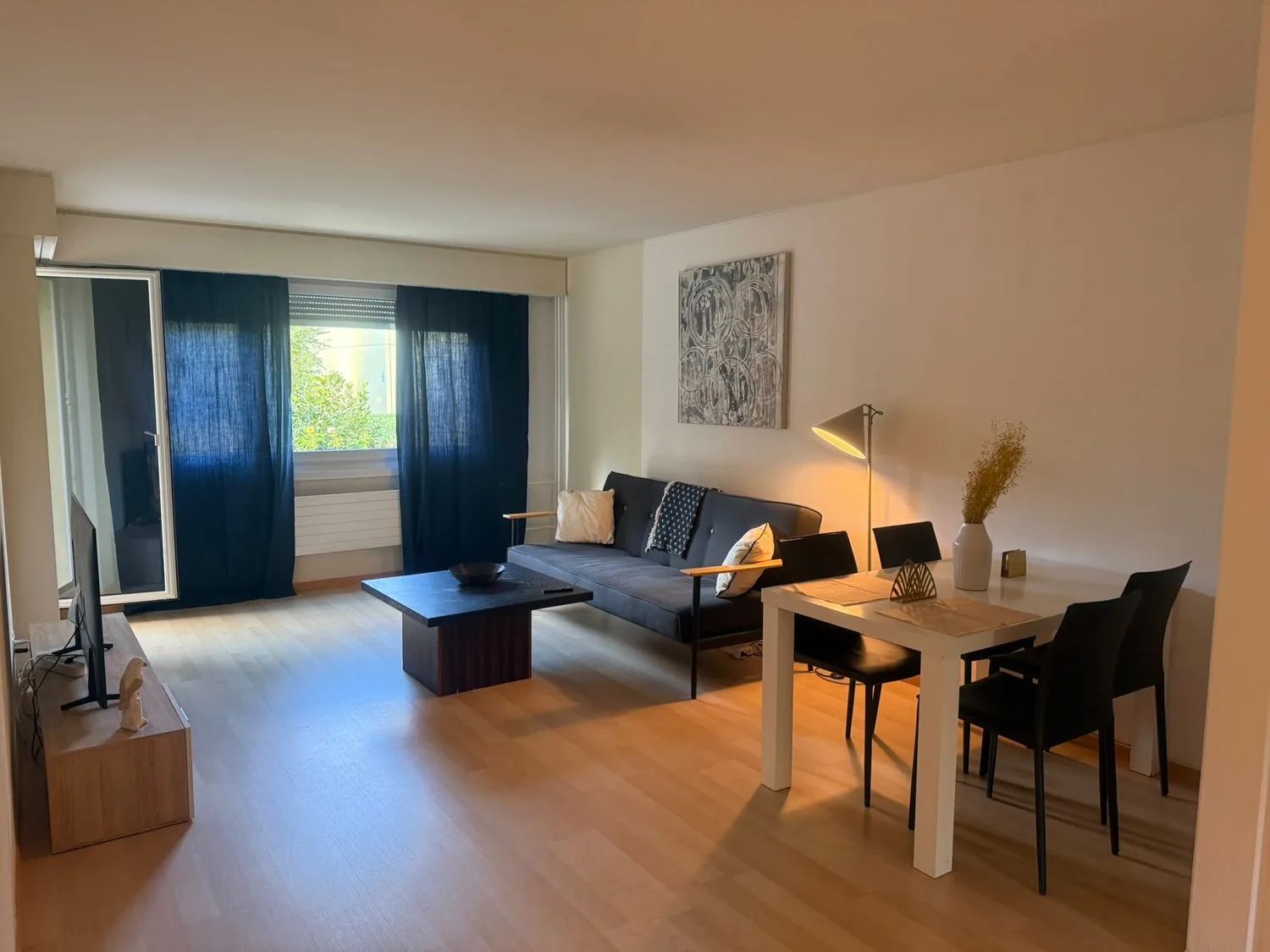 Appartement de 3,5 pièces entièrement meublé avec 2 chambres, 2 salles de bain & patio privé | Zürich 8051