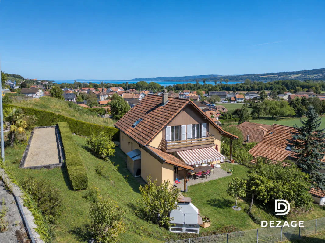 Charming family villa with lake view in Grandson
