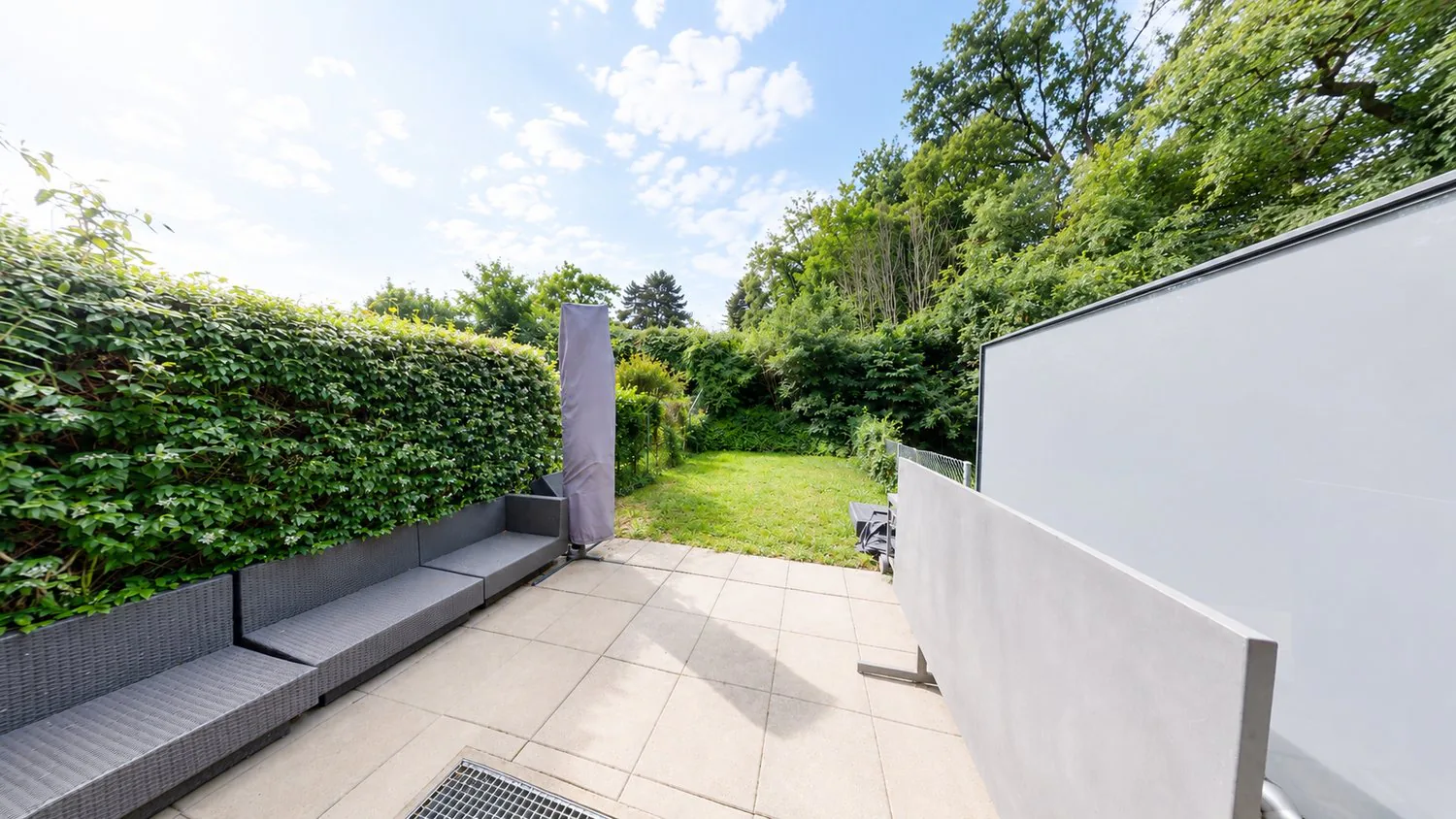 Exclusivité Belle maison mitoyenne de 135 m²,sur trois étages, en zone résidentielle d'Aire.