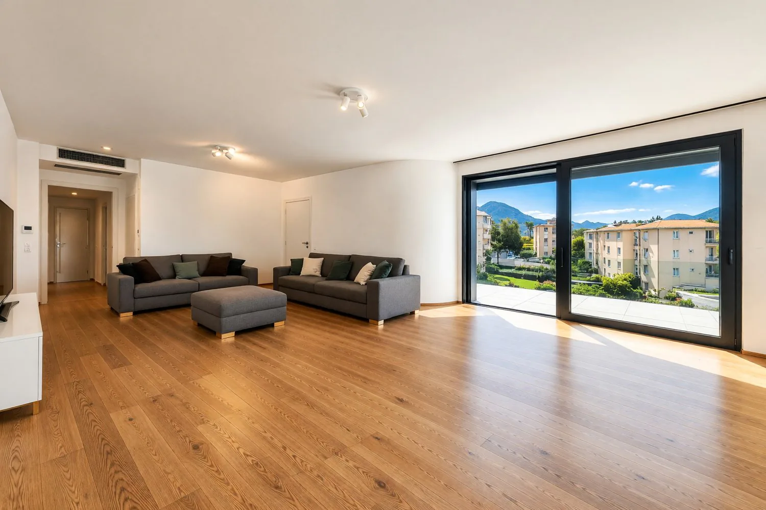 Elegant attic 4.5 with private rooftop and pleasant open view