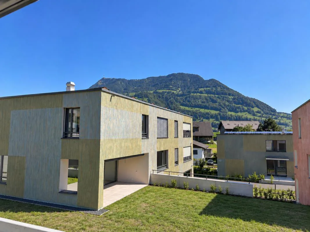 Erstbezug: Exklusive 3.5-Zimmer-Gartenwohnung an bester Lage in Merlischachen