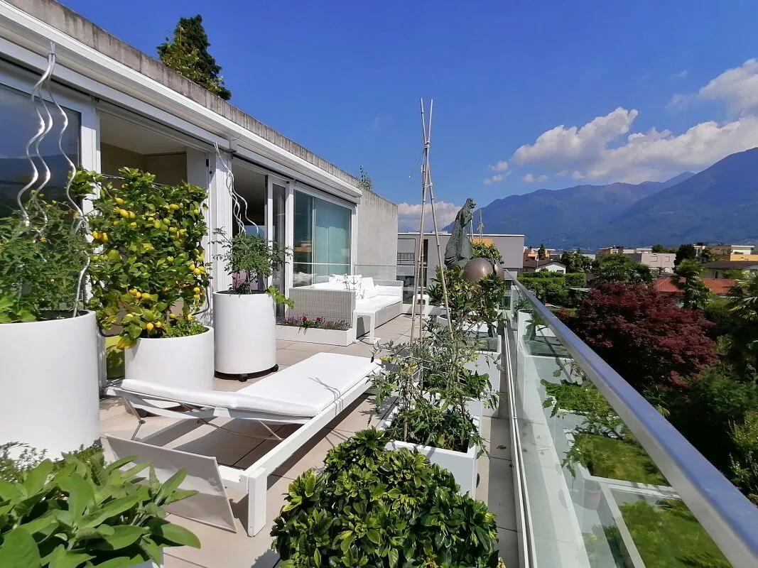 Luxury 4.5-room attic apartment with large terrace and 2 parking spaces in the underground garage