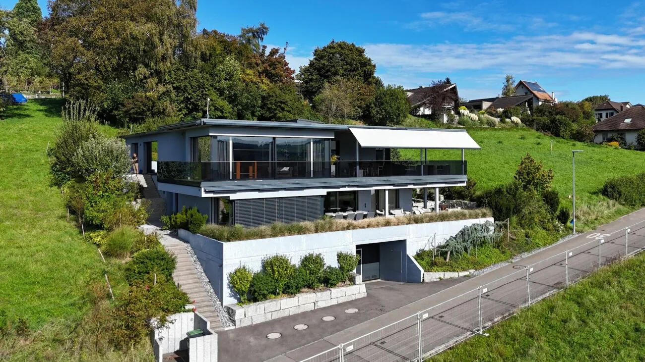Casa a terrazza unica con piscina, vista panoramica, e comfort abitativo elevato
