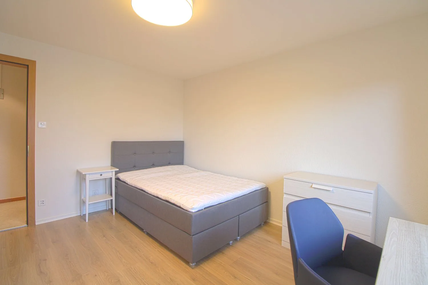 Carlos #1 - Möbliertes WG-Zimmer an ruhiger Lage in Wallisellen