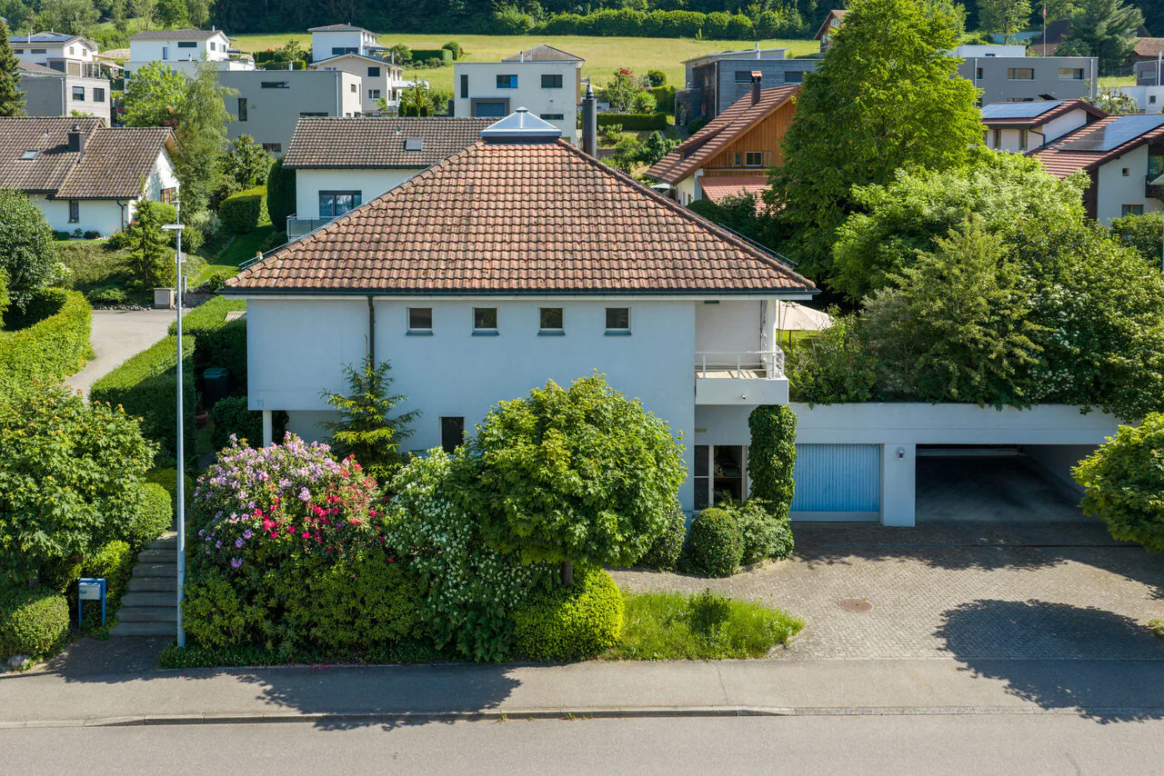 Casa unifamiliare con qualità di vita speciale e giardino idillico