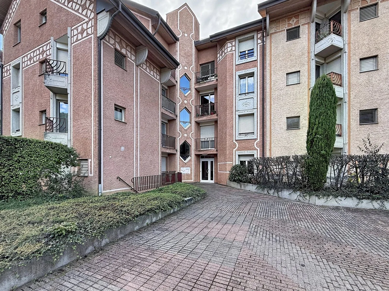 Appartamento molto bello, spazioso e luminoso con loggia