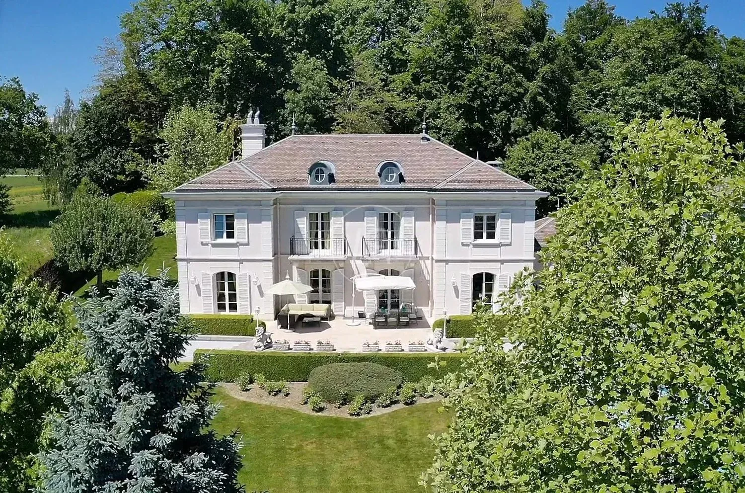 Very beautiful master property in a sought-after neighborhood of Lausanne.