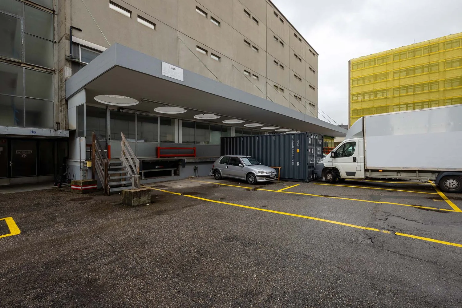 Possibilità di stoccaggio e ufficio combinate: La vostra sede aziendale con ufficio, stoccaggio e consegna
