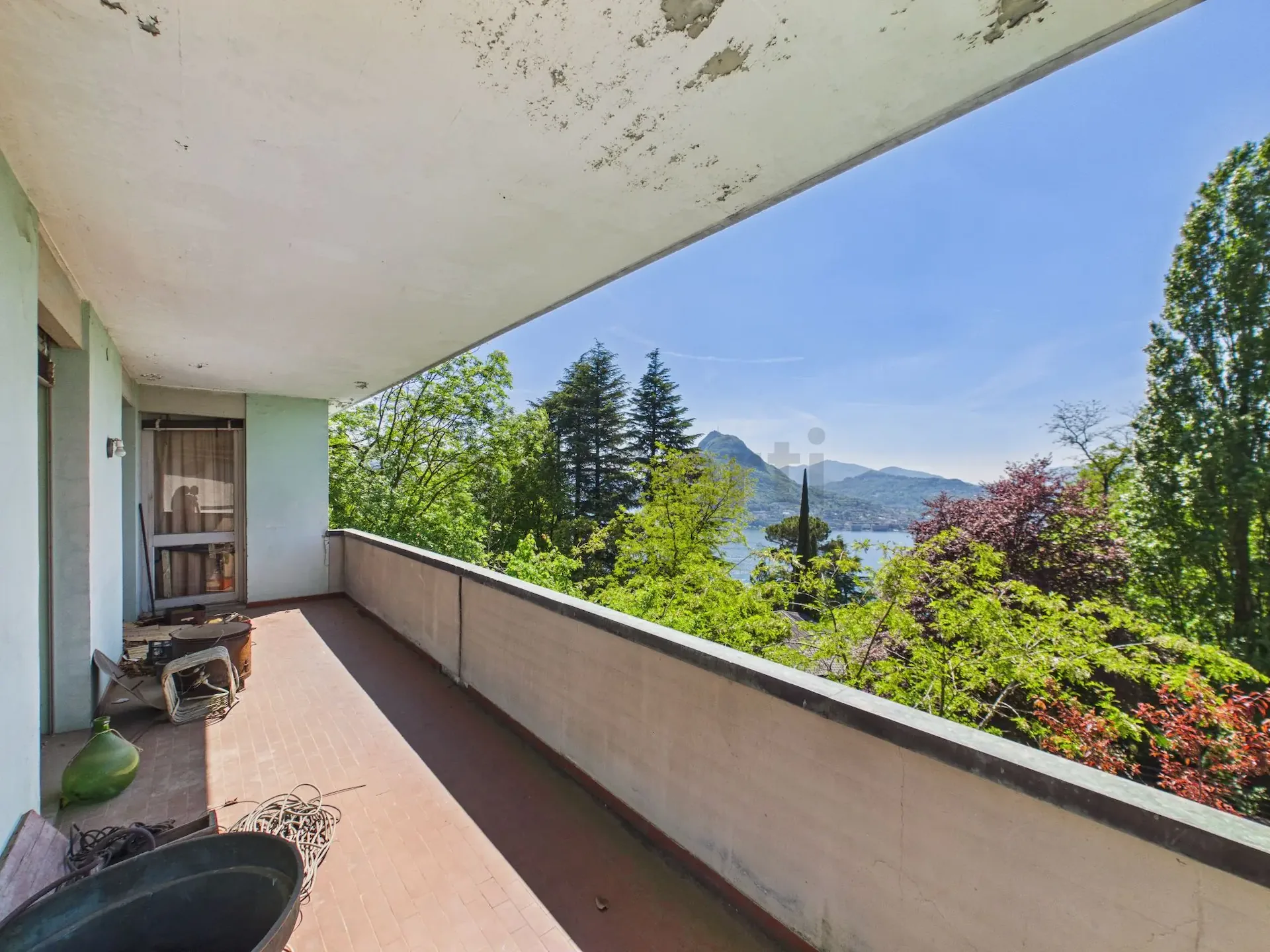 Villa spacieuse de 9 pièces avec vue sur le lac, Viganello (ou opportunité d'investissement pour les constructeurs, voir description)