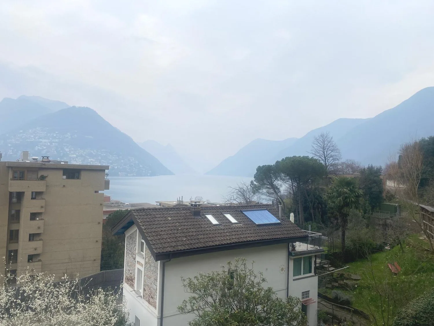 Comfortable 3.5-room apartment with partial lake view