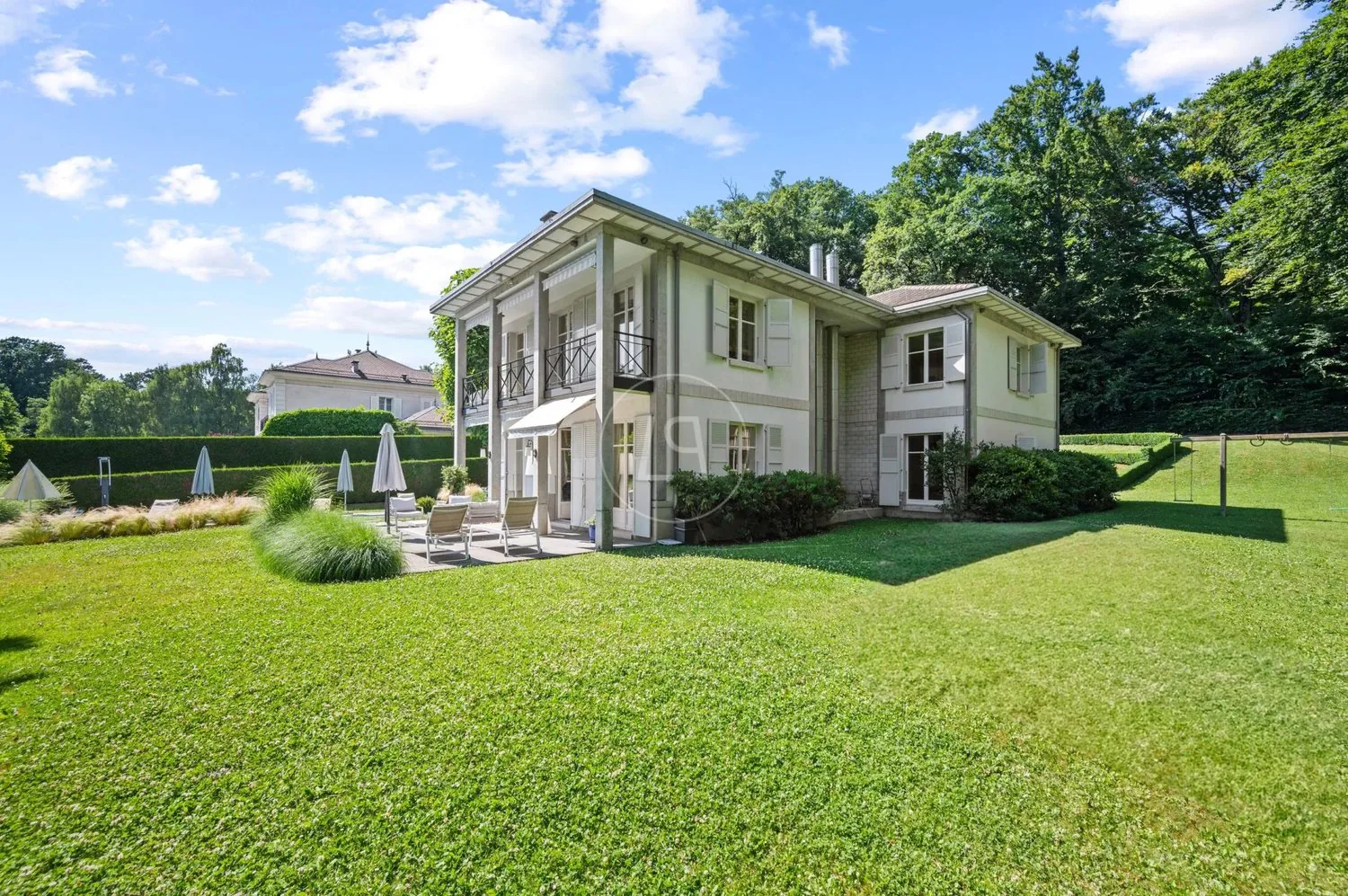 Elegant property with swimming pool in a green setting in Lausanne