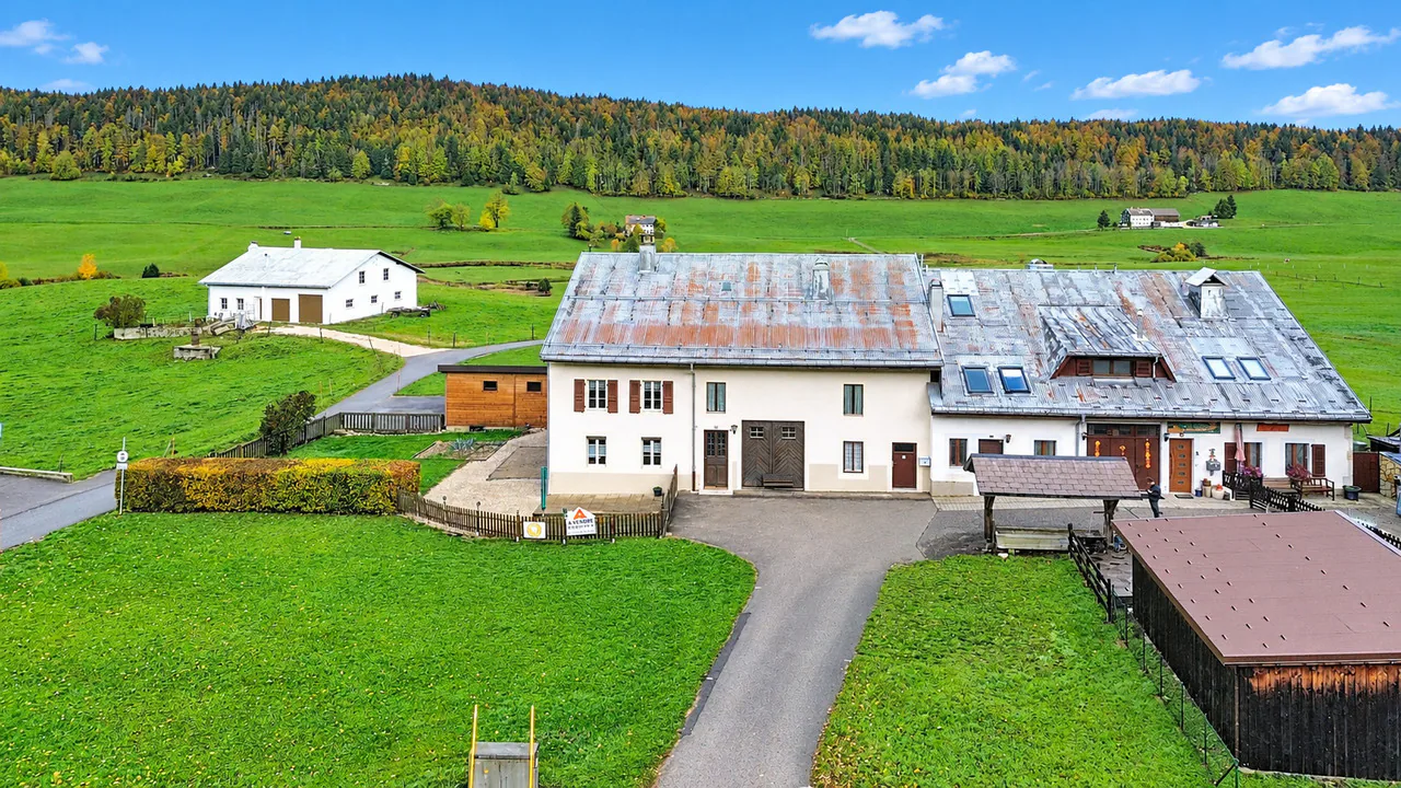 Ancienne ferme mitoyenne rénovée avec gros potentiel constructible