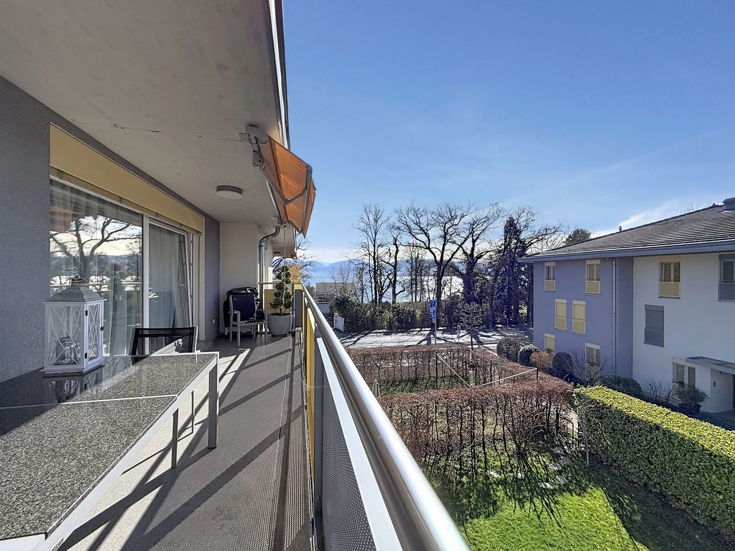 Bright attic with lake view in Saint-Prex, just a few steps from the lake and train station