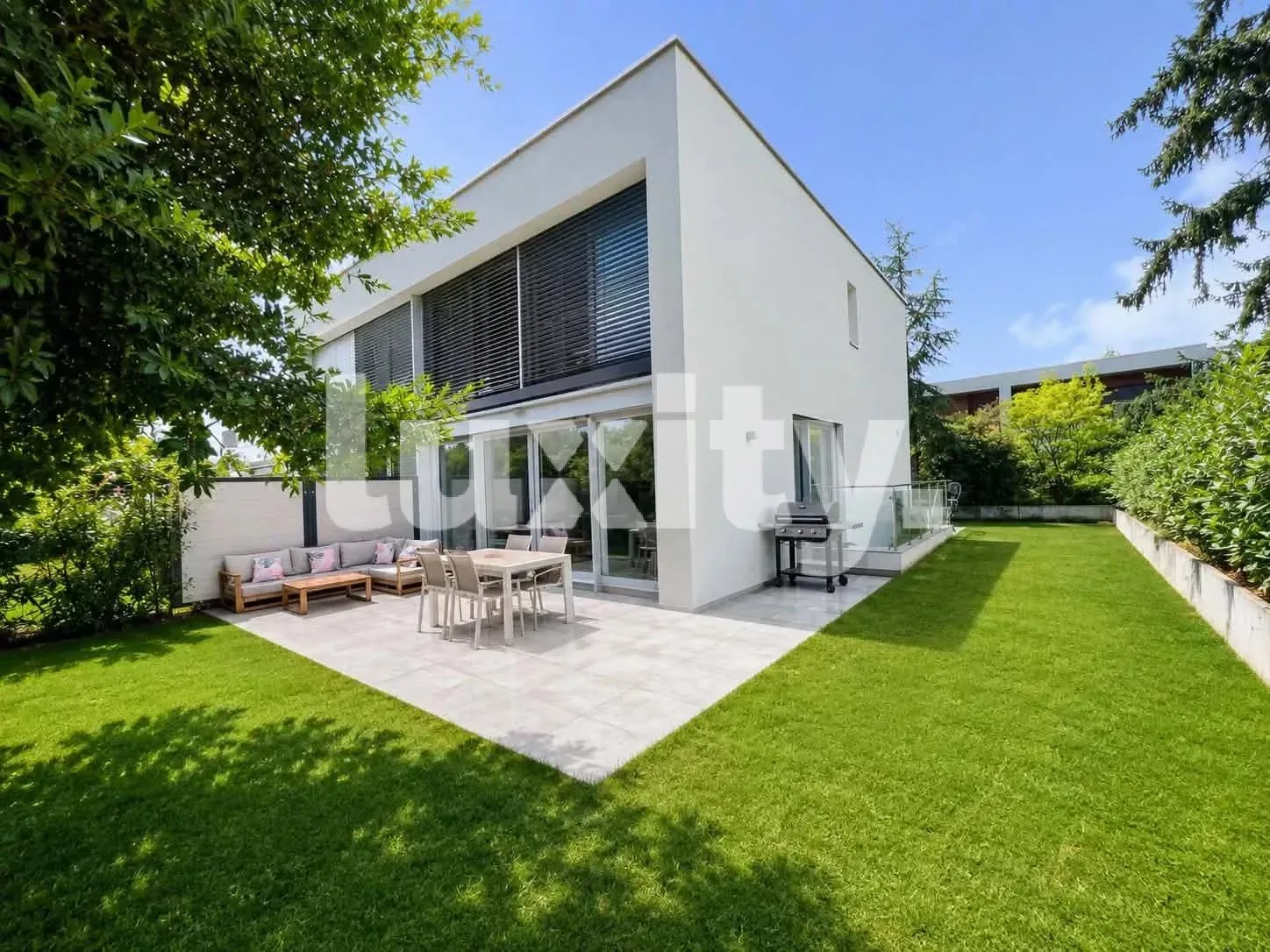 Familienhaus im contemporary Stil mit großem Garten
