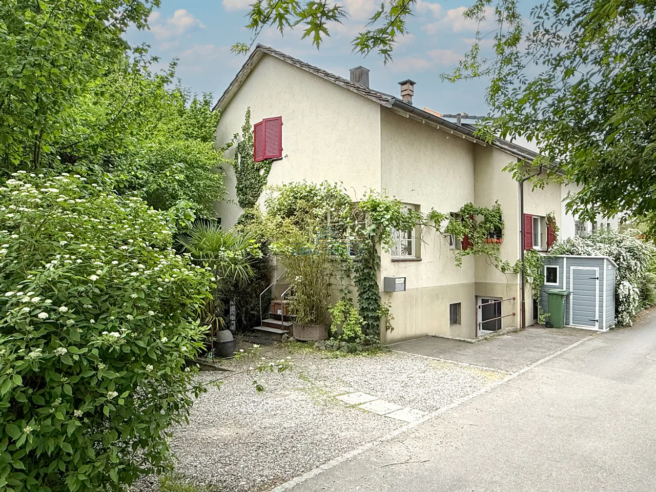 Charmantes Doppel-Einfamilienhaus mit Ausbaupotenzial an begehrter Lage in Allschwil