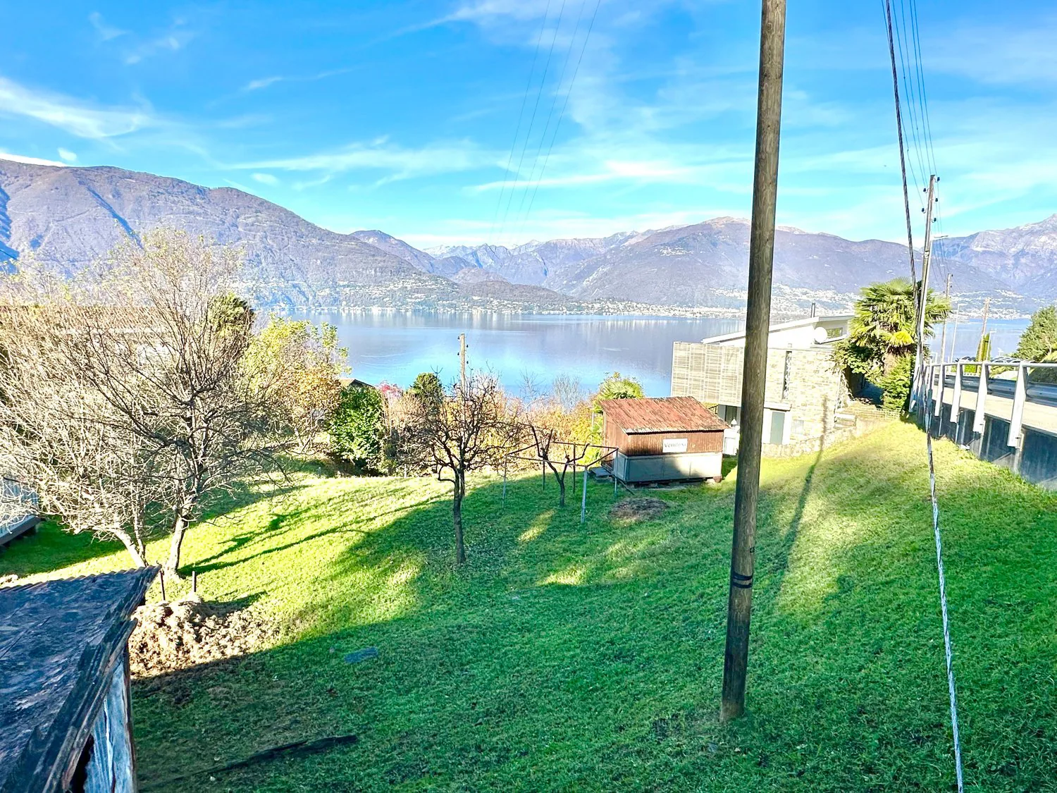 Votre maison de rêve : terrain vallonné avec une vue imprenable sur le lac