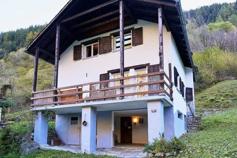 5 1/2-Zimmer-Chalet mit grossem Umschwung an sehr ruhiger, sonniger...