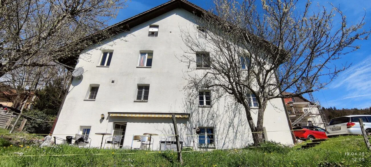 Casa di Jura affascinante con tre appartamenti, potenziale di sviluppo e riserva di terreno edificabile
