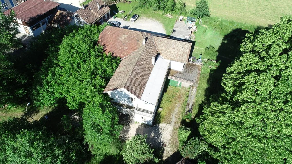 Proprietà di carattere con 3 appartamenti e terreno edificabile a Perrefitte