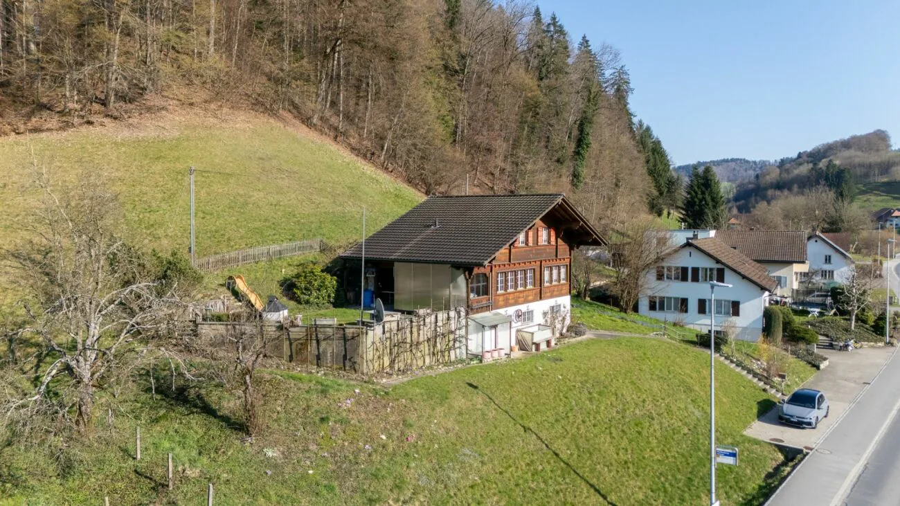 Charming chalet with great potential on a large plot