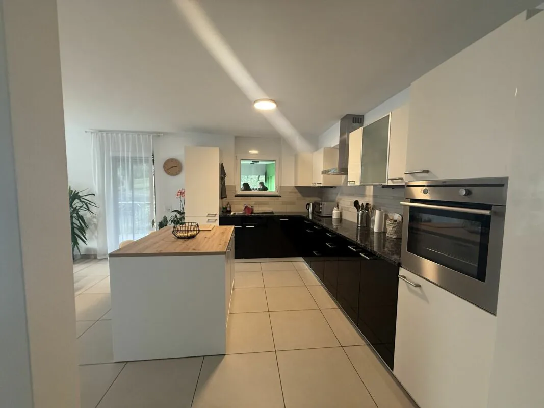 Appartement duplex moderne de 3.5 pièces avec jardin à Gorduno - Espaces spacieux et confort de vie