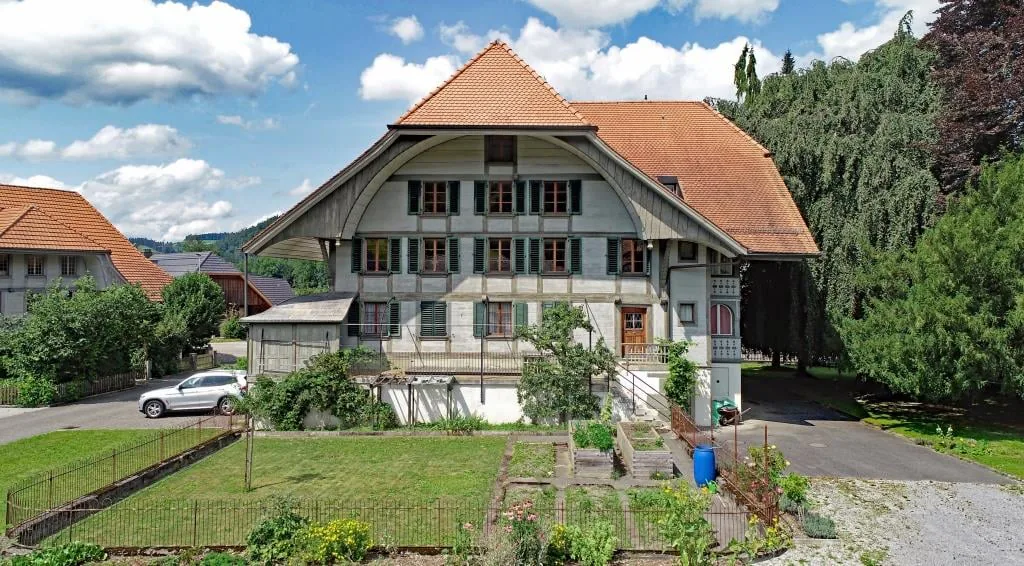 Un edificio residenziale unico e bellissimo con tre appartamenti enormi, che potrebbero anche essere ideali come ufficio