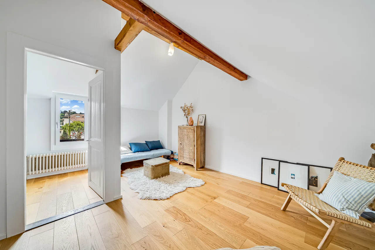 APARTMENT RENOVATED ~10% RETURN ON EQUITY - GARAGE BOX - EXCLUSIVE