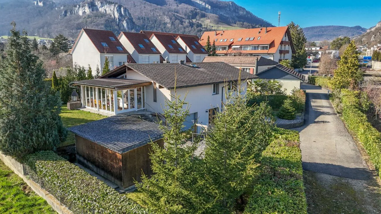 5.5-room single-family house with winter garden and additional building on 1,091 m2 large plot