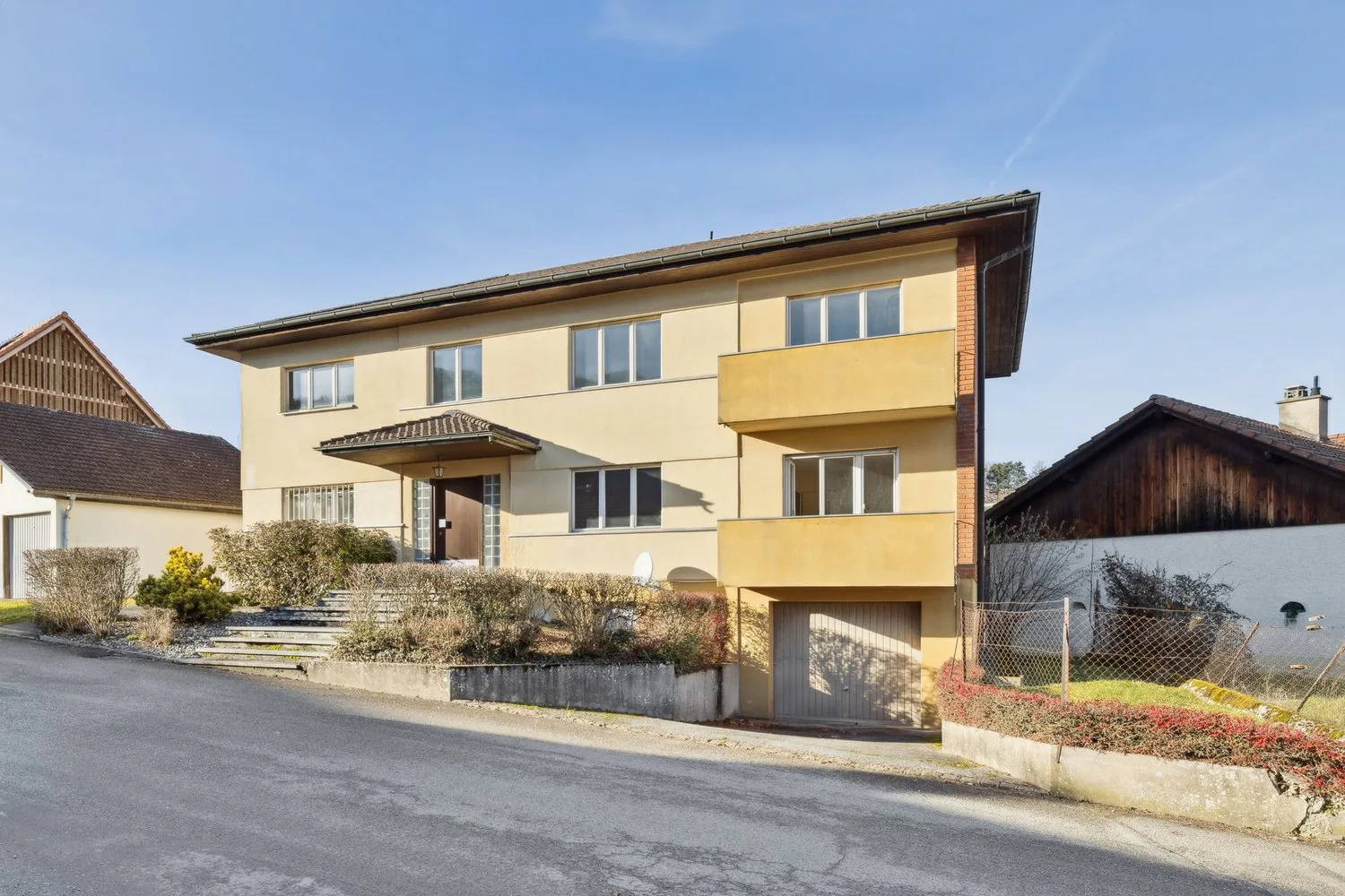 Casa di due appartamenti con grande potenziale di trasformazioni