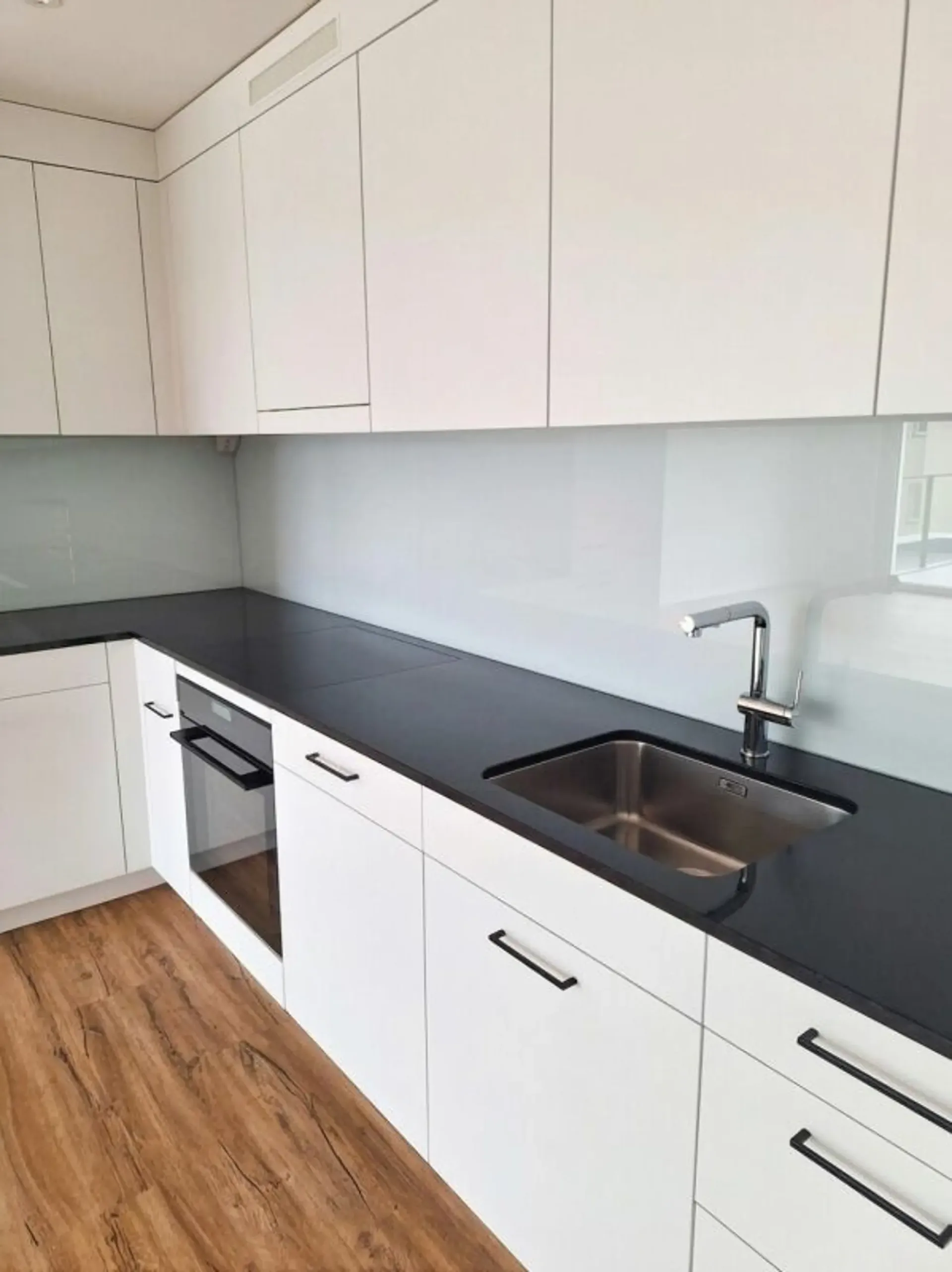 Appartement en attique de 2,5 pièces ensoleillé avec terrasse spacieuse