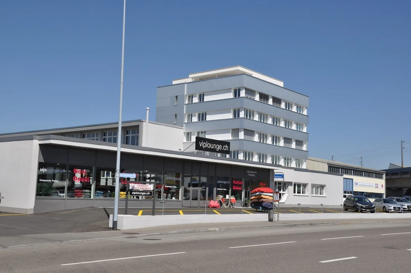 Spacious commercial space for versatile use in top location!