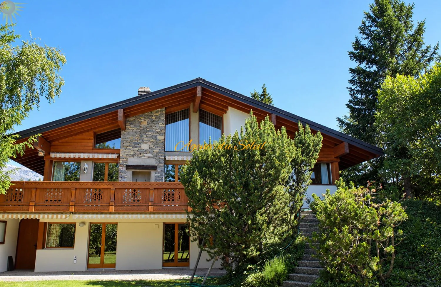 Très beau chalet de 6.5 pièces sur un grand terrain arborisé à Crans !