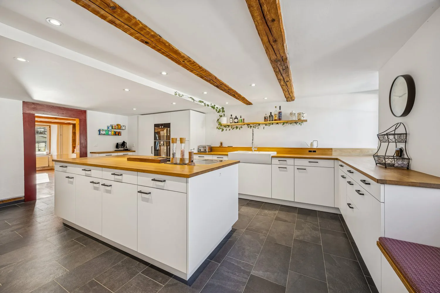 Casa a schiera storica di 9 stanze con comfort moderno a Waldenburg