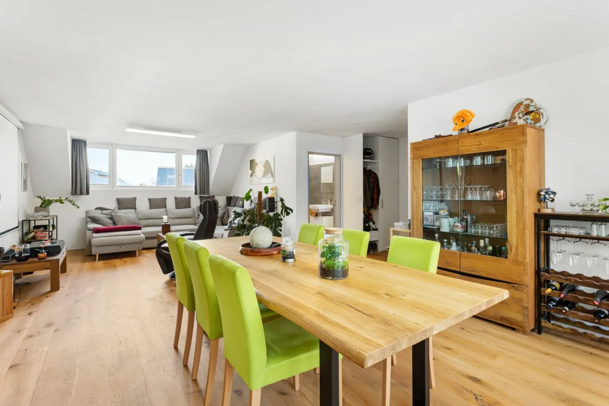 Charming living with charm and far-reaching views - like-new penthouse apartment